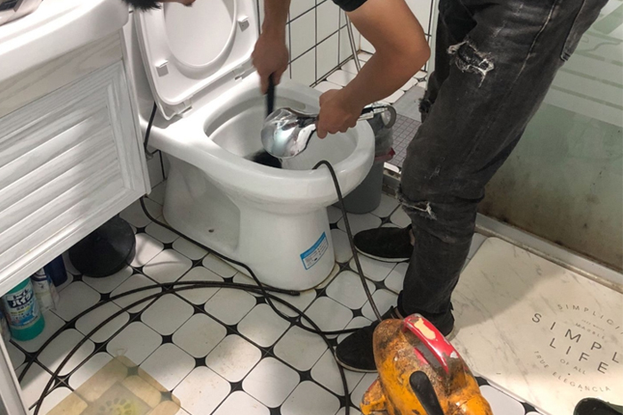 荥阳马桶堵塞自己疏通还是找师傅?专业上门服务让你省时更省心